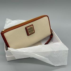 Dooney & Bourke Cream Zip Wallet NWOT NIB